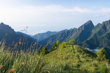 Val Grande 'deki Lago Maggiore' a doğru bakın. İtalya 'nın en büyük ulusal parkı ve vahşi doğası..