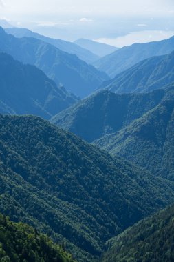 Val Grande 'deki yeşil dağ katmanları, İtalya' nın en büyük ulusal parkı ve vahşi doğası..