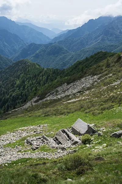 Val Grande 'deki dağlar, İtalya' nın en büyük ulusal parkı ve vahşi doğası..