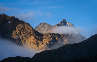 Sakin bir gündoğumu sırasında İtalyan Alpleri 'nin vadilerinde bulutlar.