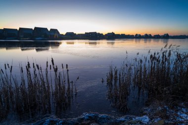 Nehir kıyısında yeni bir mahalle soğuk, kış sabahı Meerstad, Hollanda 'da..