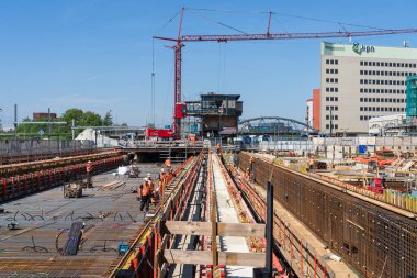Groningen, Hollanda - 2 Mayıs 2024: Groningen kentindeki yeni merkez tren istasyonu inşaatı.