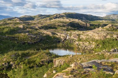 Ulusal Park Rago 'daki birçok gölden biri..