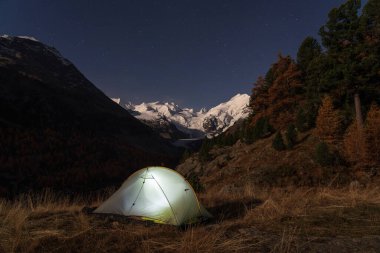 Mehtaplı Bernina dağ grubu Switserland 'da, gece gökyüzünün altında bir çadır..