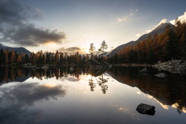 Ünlü dağ gölü 'Lagh da Saoseo' sakin bir sonbahar günbatımında.