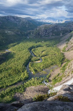 Norveç, Rago Ulusal Parkı 'ndaki Litlverivass Şelalesi manzarası.
