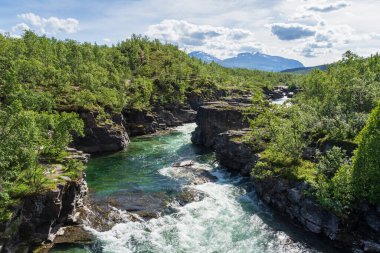 Abisko 'daki Abiskojkka nehrinin kanyonu. İsveç Laponya.