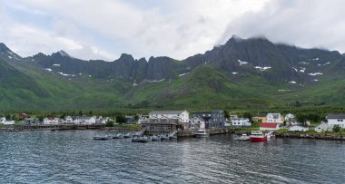 Norveç 'in Senja kentindeki küçük Mefjordvear kıyı kasabası..