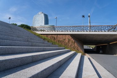 Groningen, Hollanda - 3 Haziran 2025 DUO binası ve Zuiderplantsoen parkı, Groningen 'in güneyindeki halka zuid otoyolunun üzerine inşa edildi..