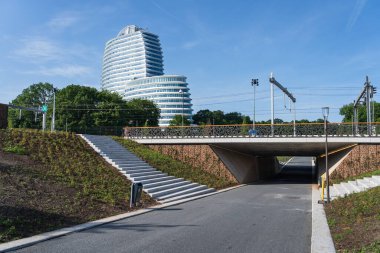 Groningen, Hollanda - 3 Haziran 2025 DUO binası ve Zuiderplantsoen parkı, Groningen 'in güneyindeki halka zuid otoyolunun üzerine inşa edildi..