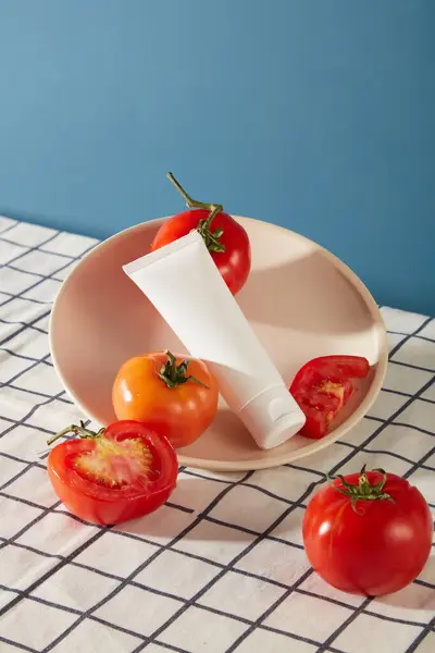 Los Jugosos Tomates Rojos Colocan Sobre Mesa Con Tubo Plástico — Foto de Stock