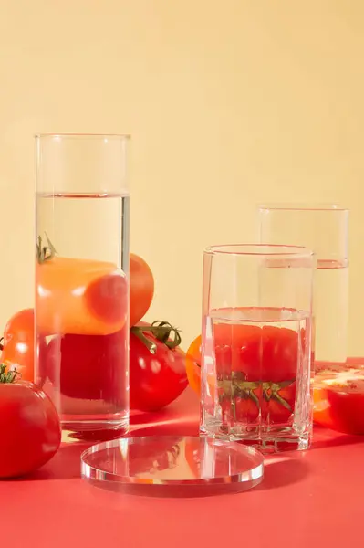 Närbild Genomskinliga Glas Vatten Visas Bordet Tillsammans Med Saftiga Röda — Stockfoto