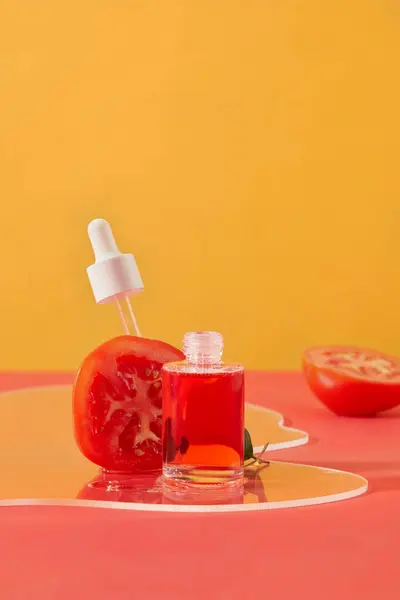 Butelka Surowicą Umieszczona Obok Połówki Pomidora Przezroczystym Akrylu Podkreślenie Koncepcji — Zdjęcie stockowe