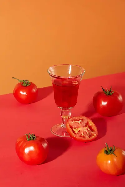 Ett Glas Som Innehåller Tomatjuice Omgivet Färska Tomater Orange Röd — Stockfoto