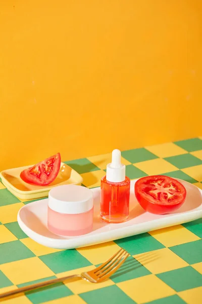 Tacy Znajduje Się Słoik Śmietany Butelka Surowicy Pół Pomidora Obok — Zdjęcie stockowe