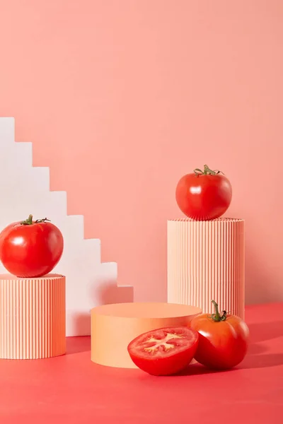 Vista Frontal Fondo Rosa Creativo Con Tomates Plataformas Diferentes Tamaños — Foto de Stock