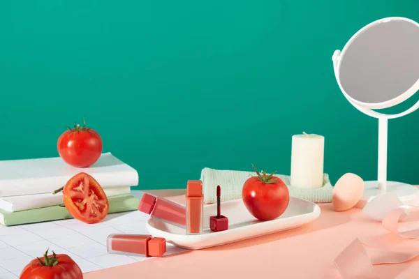 Ongemerkte Lippenstiften Worden Een Tafel Gelegd Met Verse Tomaten Rekwisieten — Stockfoto