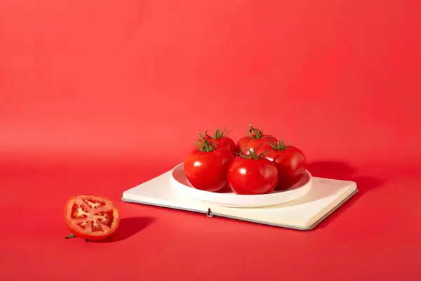 Vorderansicht Saftig Roter Tomaten Auf Einem Weißen Keramikteller Vor Rotem — Stockfoto