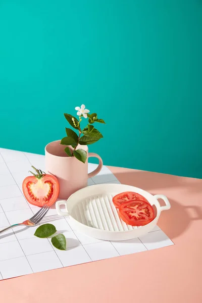 Frische Tomatenscheiben Sind Einem Weißen Keramikteller Dekoriert Daneben Eine Halbe — Stockfoto