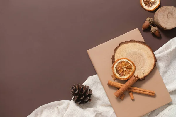 以简约的风格设计圣诞假期的照片 浅褐色笔记本 橡木皮 木制讲台和肉桂棒 用深褐色背景的白布装饰 顶部视图 复制空间 — 图库照片
