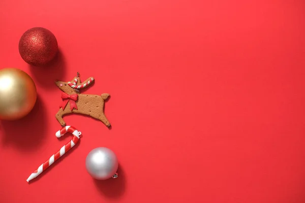 俯瞰美丽的灌木 装饰着红色背景的驯鹿和糖果手杖 圣诞节假期的概念 最小的艺术背景 为设计提供复制空间 平躺在床上 — 图库照片