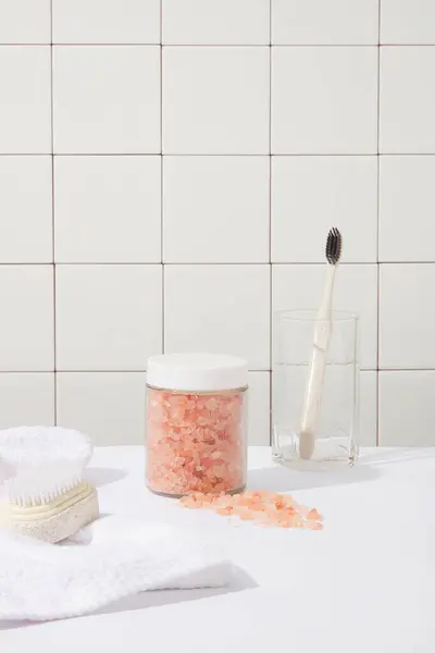 Transparent Burk Rosa Himalayan Salt Utan Etikett Dekorerad Med Borste — Stockfoto