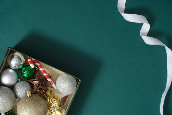 Χριστουγεννιάτικη Διακόσμηση Σύνθεση Σκούρο Πράσινο Φόντο Ένα Μικρό Κουτί Δώρου — Φωτογραφία Αρχείου