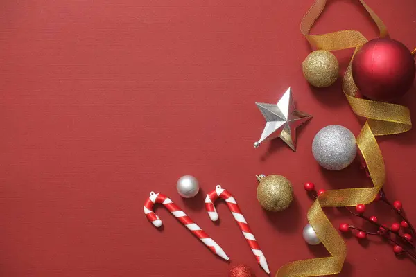 Frame Met Leuke Decoraties Rode Achtergrond Kerstballen Ster Snoepstokken Lint — Stockfoto