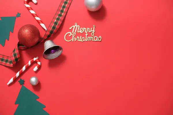 Weihnachtskarten Deko Ideen Auf Rotem Hintergrund Ein Paar Süße Dekorationen — Stockfoto