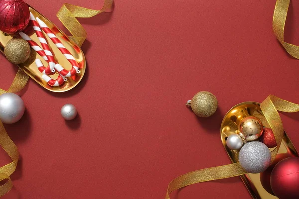 Kerst Achtergrond Van Kleurrijke Kerstballen Suikerriet Geel Lint Versierd Lege — Stockfoto
