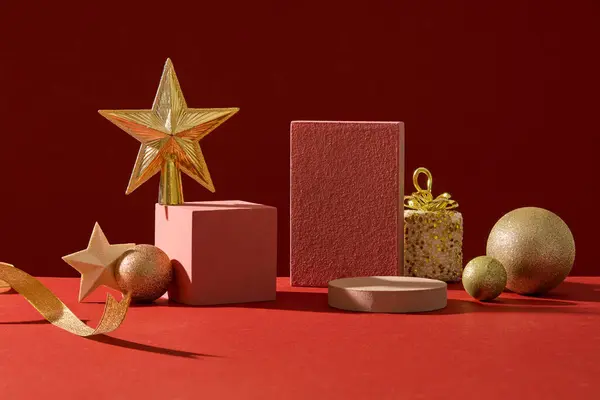 クリスマスコンセプトの化粧品のプレゼンテーションの背景 赤い背景にかわいい黄色の装飾的なアクセサリーで飾られた空の表彰台のフロントビュー — ストック写真