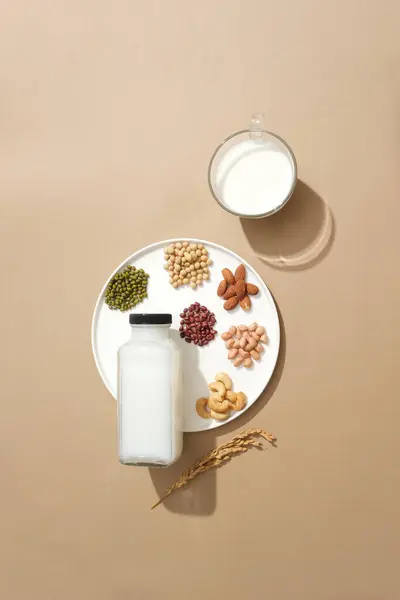 Glasflasche Und Becher Mit Milch Gefüllt Und Eine Keramikschale Enthielten — Stockfoto