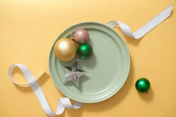 Juldekorationer Grön Keramik Platta Som Innehåller Grannlåt Och Stjärna Dekorerad — Stockfoto