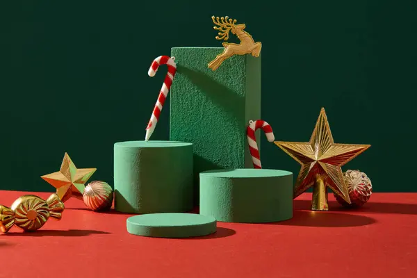黄金のアクセサリーと緑の背景に表示される空の表彰台のクリスマスの装飾コンセプト プレゼンテーション製品の空白スペースで広告するためのシーン フロントビュー — ストック写真