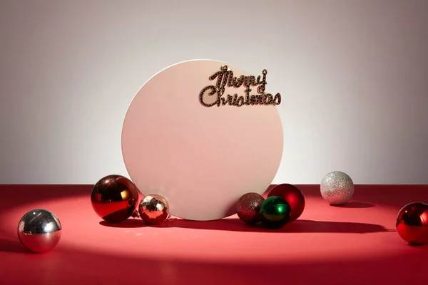 Красивые Красочные Рождественские Безделушки Украшены Круглым Белым Подиумом Словами Счастливого — стоковое фото