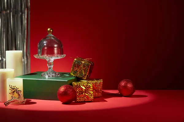 赤色のトーンでクリスマステーブルを飾るアイデア カラフルな装飾がテーブル 香りのキャンドルギフトボックスに置かれ ガラス棚で飾られています テキストとデザインのための空白スペース — ストック写真