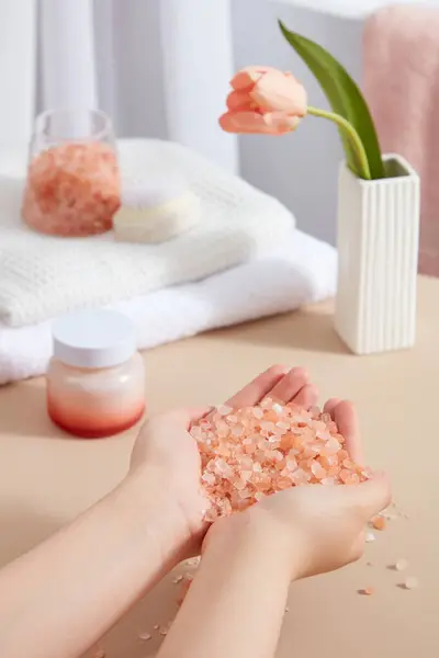Female Hand Model Lot Pink Himalayan Salt Stack White Towels — Stock Photo, Image