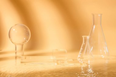 Geometrik şekilli podyumlar ve cam eşyalar ile laboratuvar araştırmaları kavramı. Kozmetik Laboratuvarı Araştırma Geliştirme