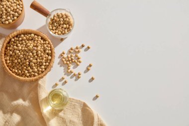 İçinde çok sayıda soya tohumu ve havlu bulunan birkaç kâse soya fasulyesi yağıyla süslenmiş bir kavanoz. Uzayı kopyala Soya yağı zengin bir linoleik asit kaynağıdır.