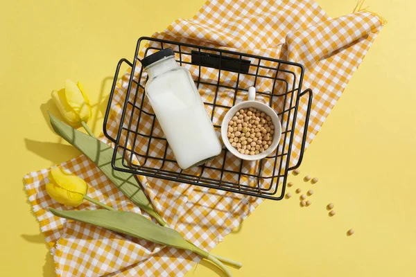 装在篮子里的空标签牛奶瓶和一杯大豆 黄色的花的特征 Glycine Max 可以降低一系列健康问题的风险 — 图库照片