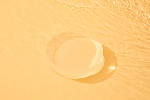 Прозрачный Подиум Круглой Форме Прозрачной Прозрачной Спокойной Текстурой Воды Брызгами — стоковое фото