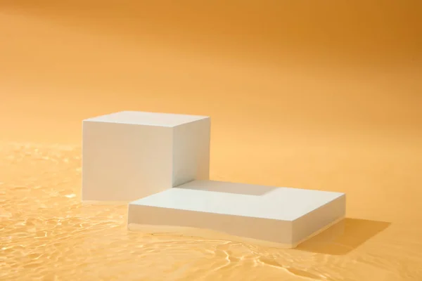 Прямоугольные Кубические Подиумы Белого Цвета Отображаются Оранжевом Фоне Макет Выставок — стоковое фото