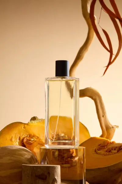 Widok Przodu Szklanej Butelki Perfum Wyświetlane Przezroczystym Podium Tyłu Plasterki — Zdjęcie stockowe
