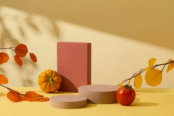 秋の果実が展示されている黄色の背景 ディスプレイモックアップ 化粧品用表彰台の空きスペース — ストック写真