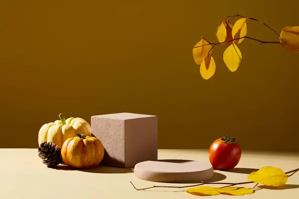 化粧品および包装のモックアップの表示のためのペデスタルは茶色の背景のカボチャ トマトおよび黄色い葉と装飾しました 秋のコンセプトで広告するシーン — ストック写真