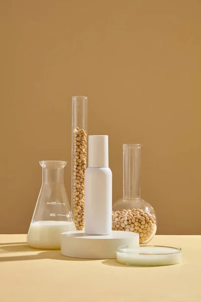 Etiketsiz Şişe Beyaz Podyumda Duruyor Süt Soya Tohumlarıyla Süslenmiş Soya — Stok fotoğraf