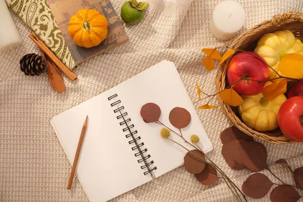 ファブリックの背景にノート 秋の葉で装飾された竹のバスケットのさまざまな種類のフルーツからお祝いの秋の装飾 トップビュー デザインのための空のスペース — ストック写真