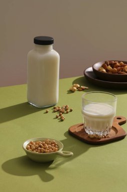 İçinde bir bardak soya fasulyesi ve bir şişe soya sütü bulunan bir yemek. Soya özü çok çeşitli cilt ürünlerinde bulunabilir.