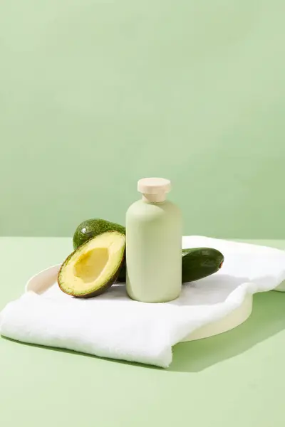 Pastel Background Advertising Cosmetic Ingredient Avocado Empty Bottle Displayed Fresh — Stock Photo, Image