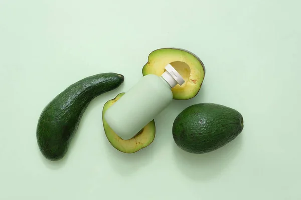 Scena Makowa Reklamy Kosmetyków Składnikiem Awokado Zielonym Tle Zielona Butelka — Zdjęcie stockowe